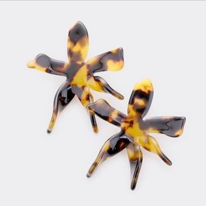 • Celluloid Floral Stud Earrings- Tortoise
